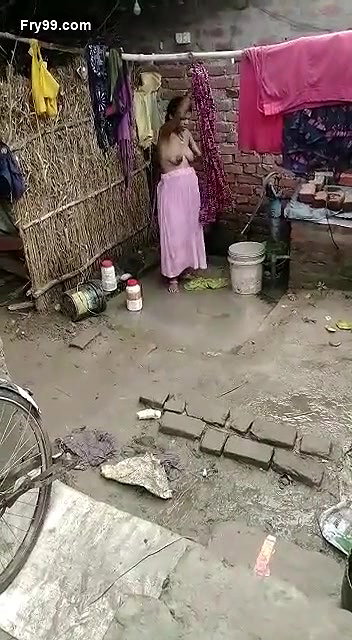 Desi Bhabhi OutDoor Bathing