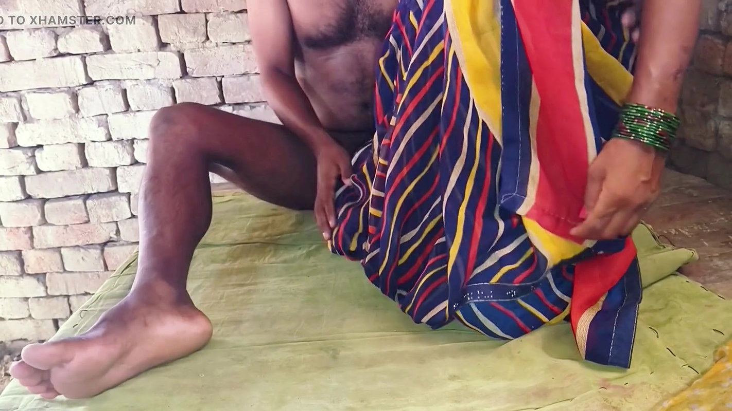 Desi hot Saree wali biwi ko pati ne ghori bana ke chut ko pel diya.indian housewife apne husband ka lund chus ke boudi me maja l