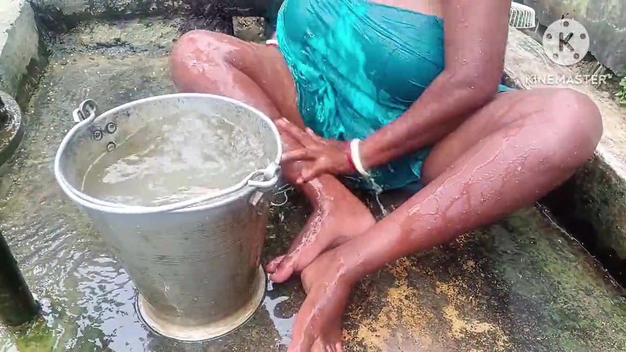 Desi housewife nahate hai outdoor