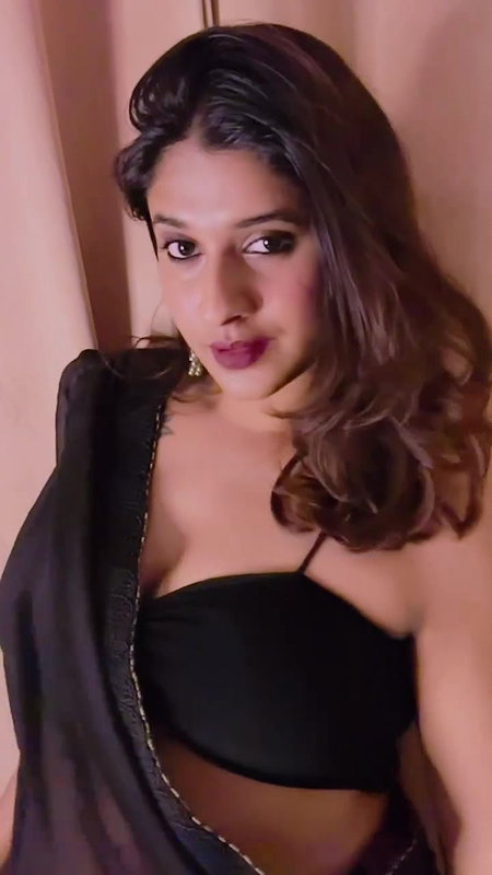 NERDY PRERNA GUPTA FLAUNTING INTO SEXY BABE IN SAREE EROTIC TRASITION2