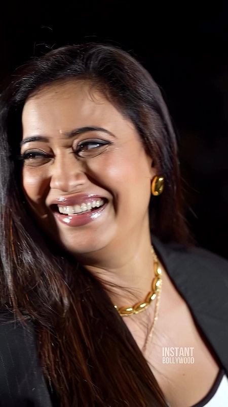 MOMMY SHWETA TIWARI HOTTIE STILL GOT THAT LUSTY LOOKS TO TEASE HQ VIDEO2