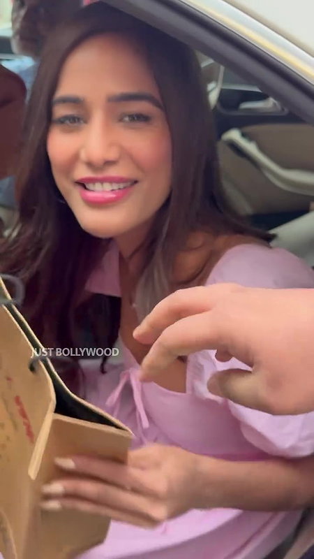 Poonam Pandey Naughty Babe never fails to show her JUICY CLEAVAGE