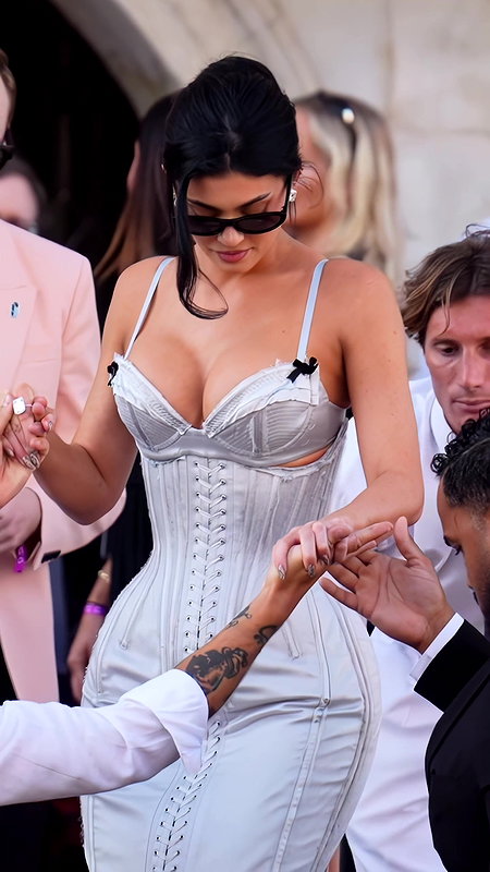 KYLIE JENNER HOURGLASS BABE POPPING BOOBS CLEAVAGE TEASE HQ VIDEO