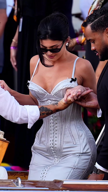 KYLIE JENNER HOURGLASS BABE POPPING BOOBS CLEAVAGE TEASE HQ VIDEO