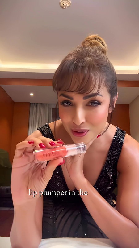 MALAIKA MILF CUNT DELIBERATE SHOW HER JUICY CLEAVAGE HQ VIDEO