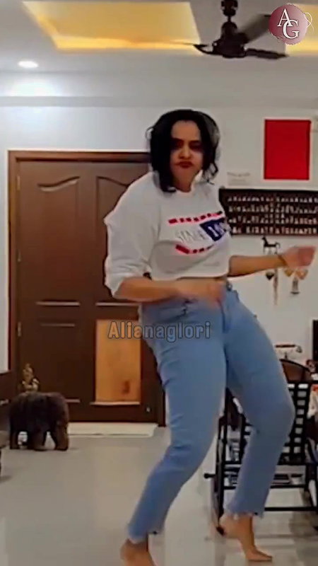 actress pragathi sexy navel dance in jeans2
