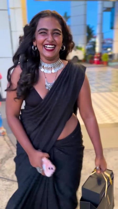 malayali hot fleshy model navel in black saree2