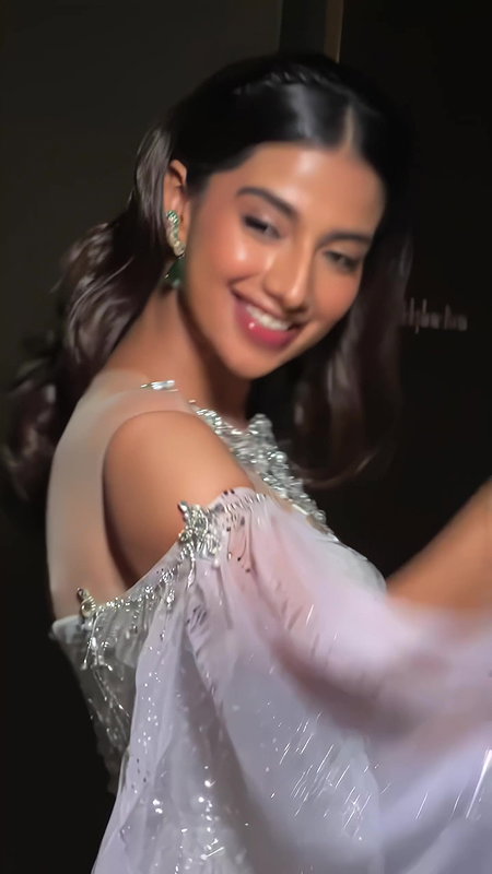 MEENAKSHI CHAUDHARY DESIRABLE AND SEDUCTIVE BTS SHOOT HQ VIDEO