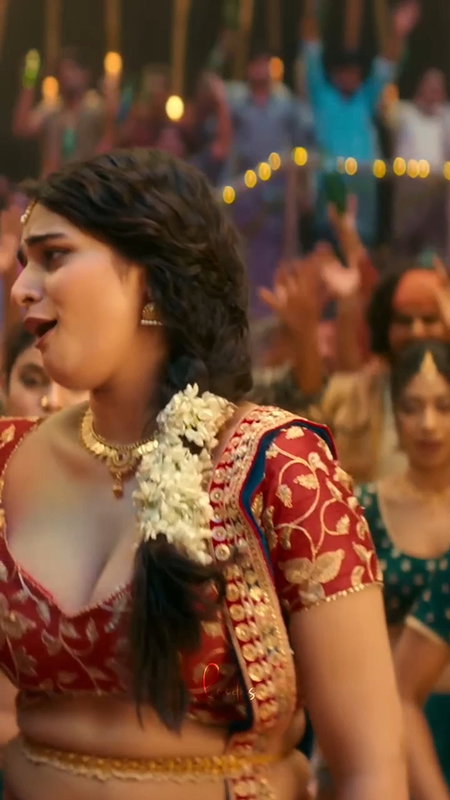 Sexy Ayesha Khan Hot Cleavage and navel in traditional dress2