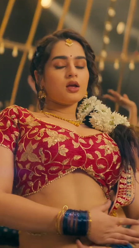 Sexy Ayesha Khan Hot Cleavage and navel in traditional dress2