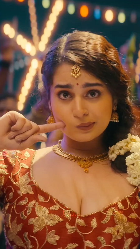 Sexy Ayesha Khan Hot Cleavage and navel in traditional dress2