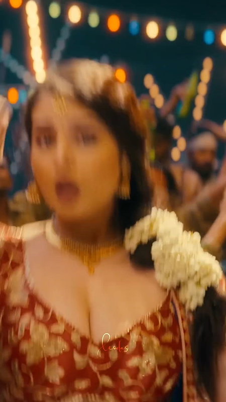 Sexy Ayesha Khan Hot Cleavage and navel in traditional dress2