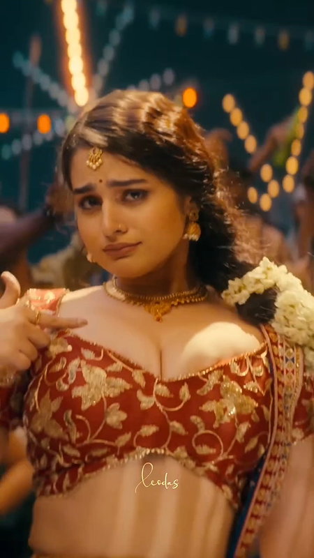 Sexy Ayesha Khan Hot Cleavage and navel in traditional dress2