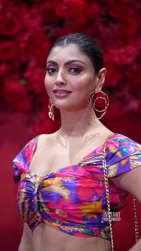 AKANKSHA PURI SEDUCTRESS DIVA DEEP CLEAVAGE AND DELIBERATE BACKLESS EXPOSE 4