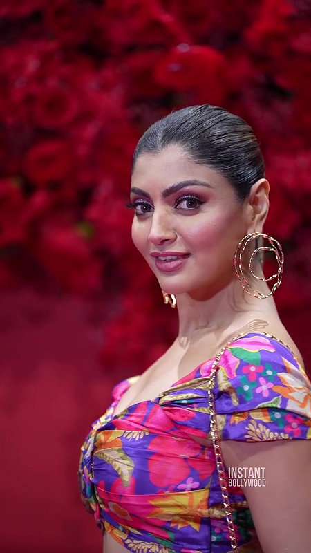 AKANKSHA PURI SEDUCTRESS DIVA DEEP CLEAVAGE AND DELIBERATE BACKLESS EXPOSE 4