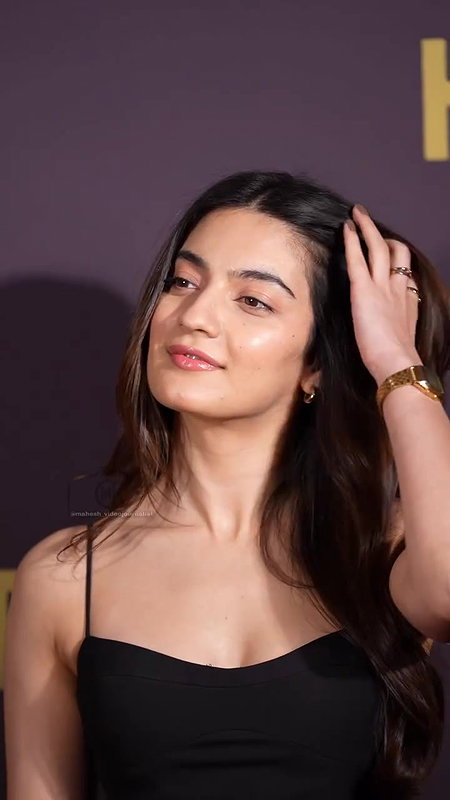 PRATIBHA SEXY CLEAVAGE MILKY BEAUTY BABE LOOKS AT EVENT 2