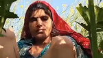 Village bhabhi in farm field showing naked body parts 2