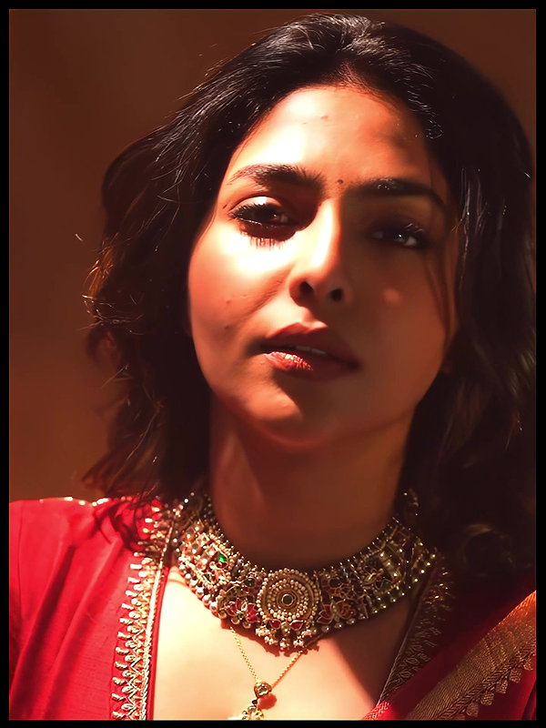 AISHWARYA LEKSHMI CUTE CLEAVAGE TEASE HQ VIDEO2