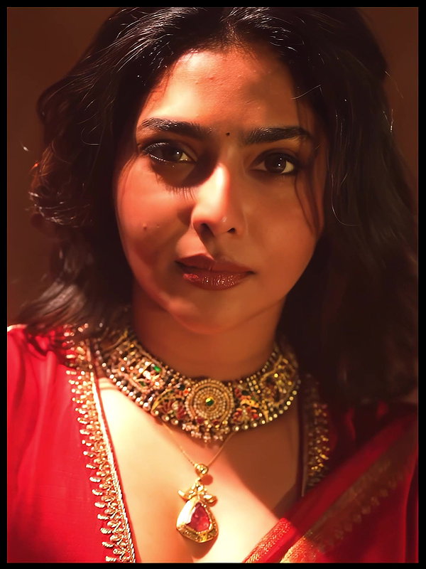 AISHWARYA LEKSHMI CUTE CLEAVAGE TEASE HQ VIDEO2