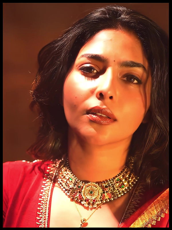 AISHWARYA LEKSHMI CUTE CLEAVAGE TEASE HQ VIDEO2