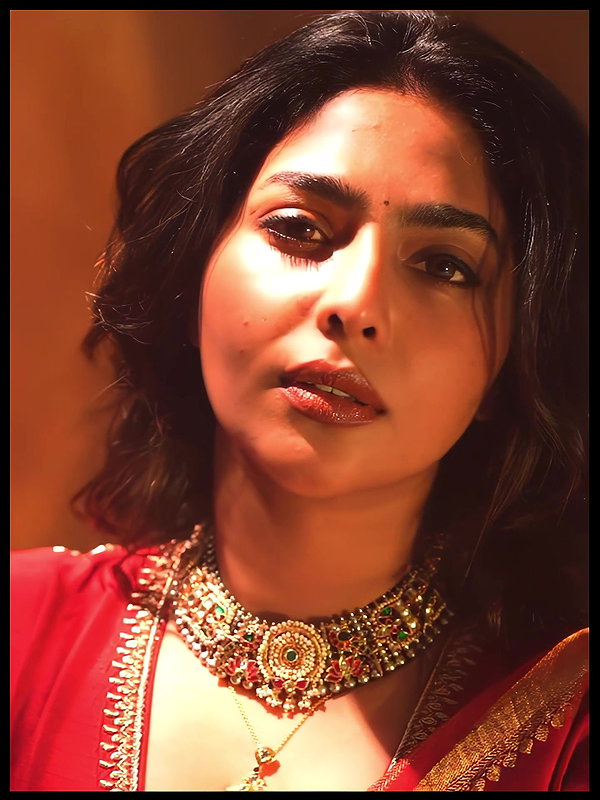 AISHWARYA LEKSHMI CUTE CLEAVAGE TEASE HQ VIDEO2