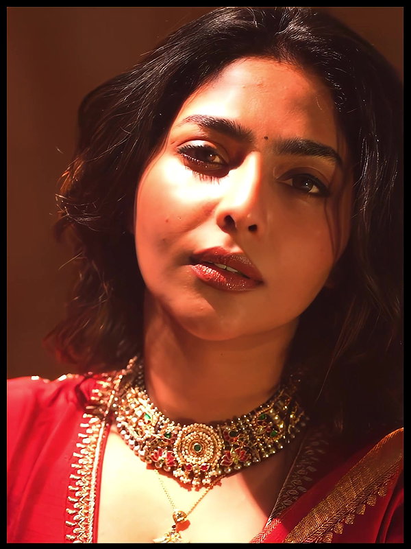 AISHWARYA LEKSHMI CUTE CLEAVAGE TEASE HQ VIDEO2