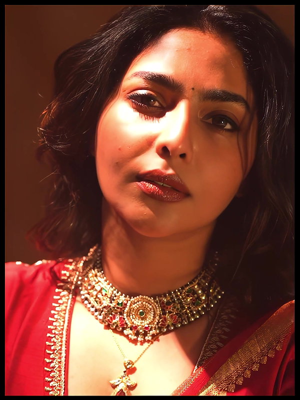 AISHWARYA LEKSHMI CUTE CLEAVAGE TEASE HQ VIDEO2