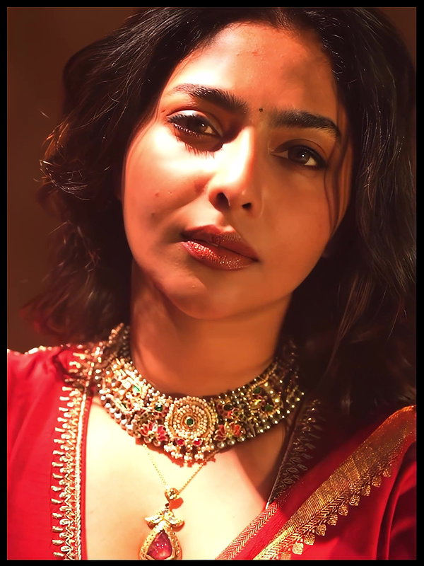 AISHWARYA LEKSHMI CUTE CLEAVAGE TEASE HQ VIDEO2