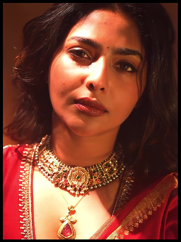 AISHWARYA LEKSHMI CUTE CLEAVAGE TEASE HQ VIDEO2