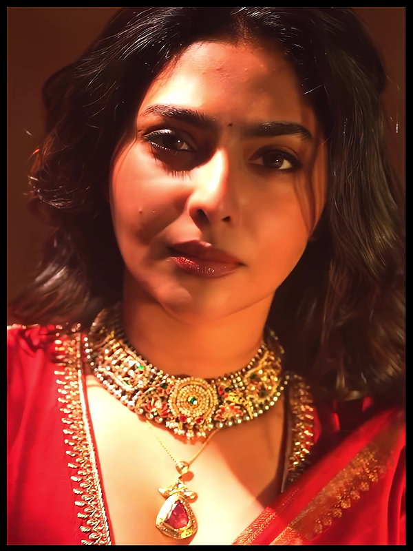 AISHWARYA LEKSHMI CUTE CLEAVAGE TEASE HQ VIDEO2