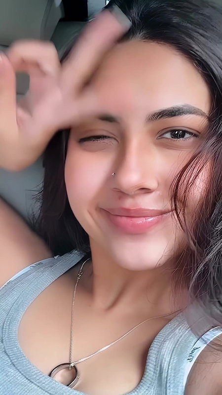 REEM SHEIKH CUTE CLEAVAGE BEAUTY UUFFF HQ2