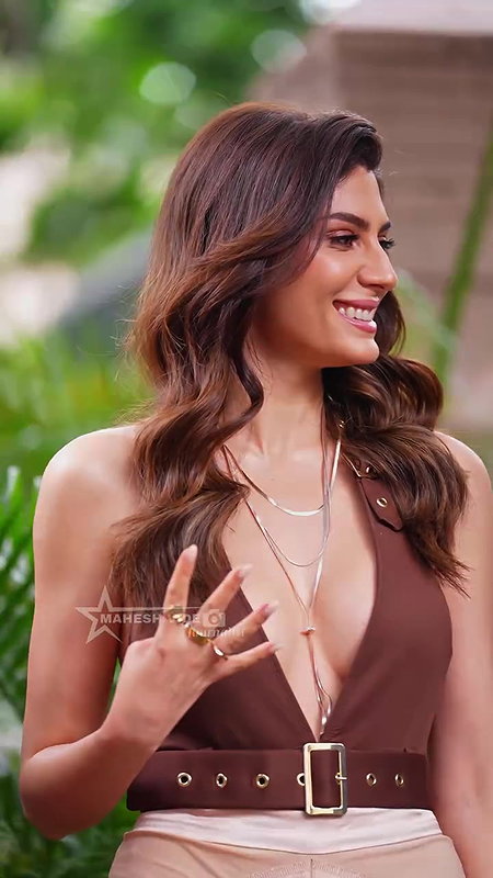 ELNAAZ WIDE OPEN CLEAVAGE DEEP TEASE UUFFF  2