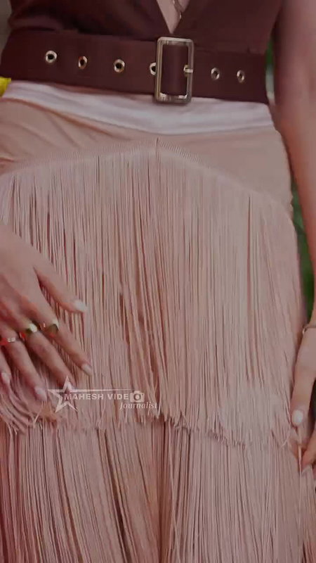 ELNAAZ WIDE OPEN CLEAVAGE DEEP TEASE UUFFF  2