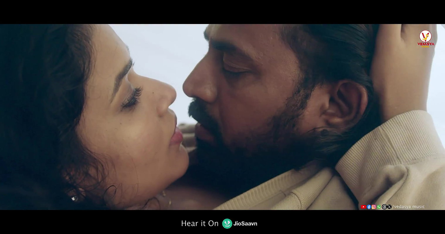 Prajwali Suvarna hot sensuous song – Wet, Smooch, Navel and thigh show2