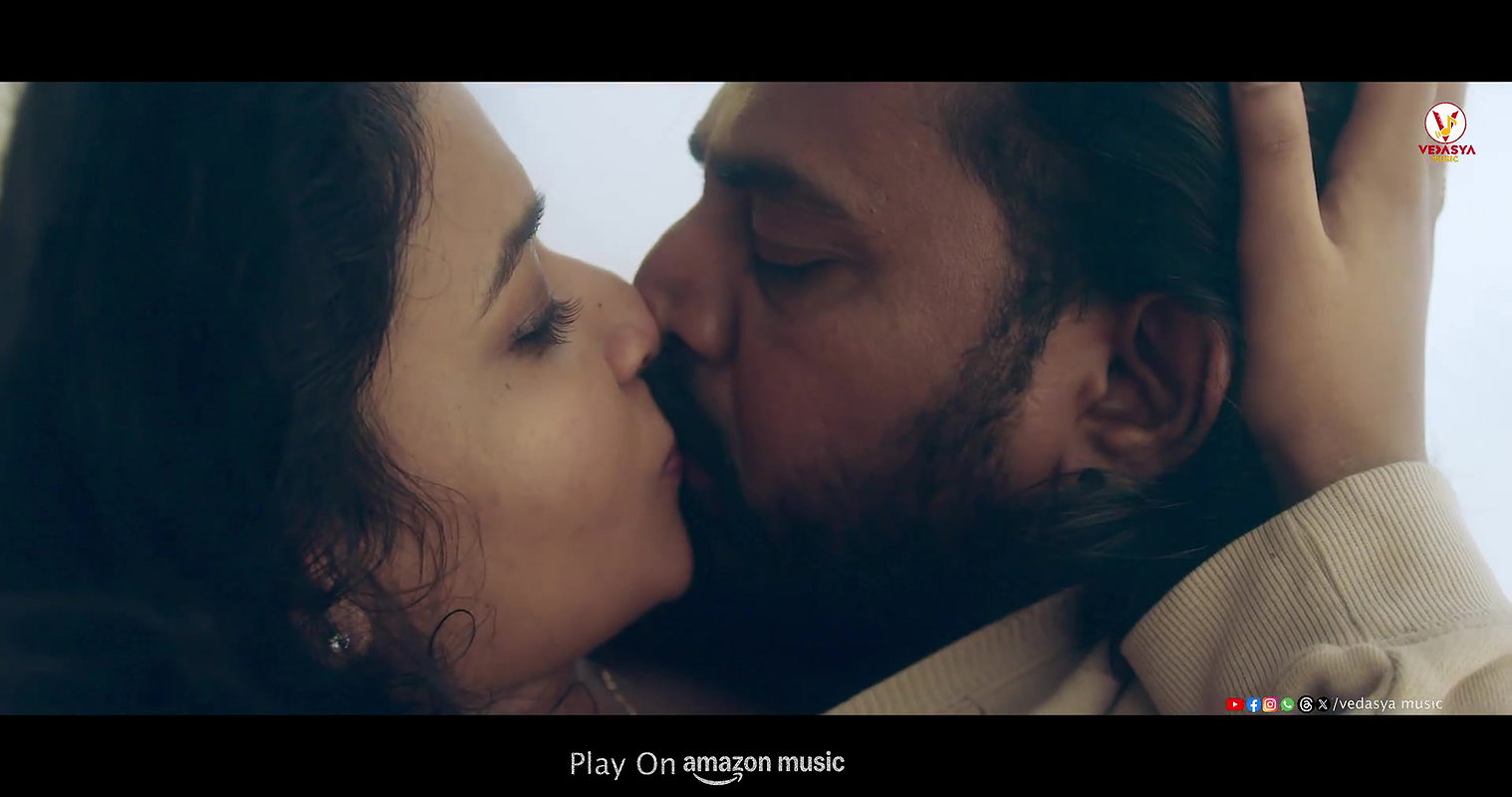 Prajwali Suvarna hot sensuous song – Wet, Smooch, Navel and thigh show2
