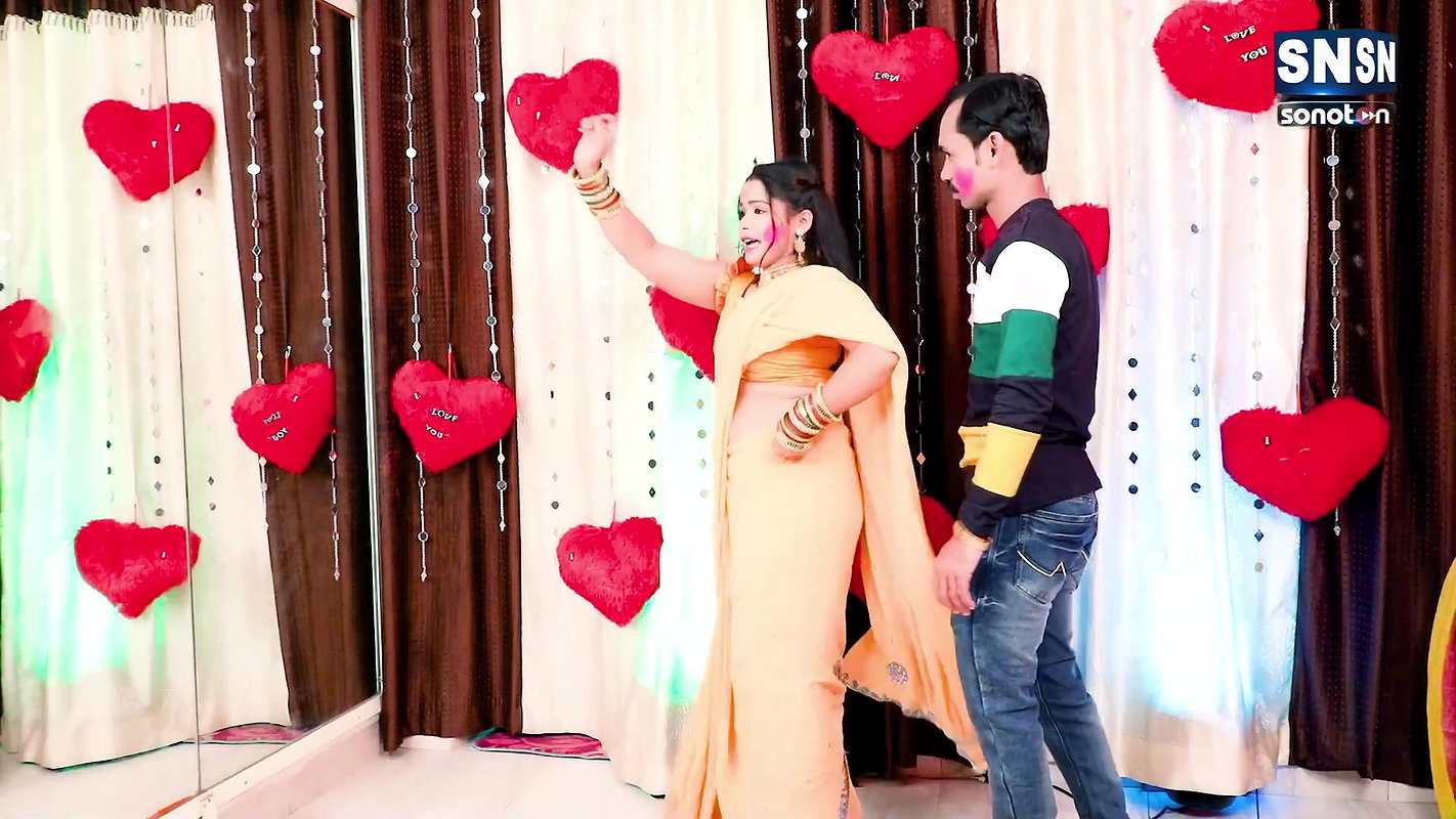 Singer Neelu Raj hot song Saree, Navel rubbed with holi powder 2
