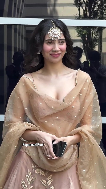 MILKY DIVA ZARA KHAN DELIBERATELY EXPOSE AMPLE CLEAVAGE TO LUST FOR2