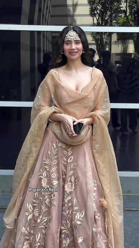 MILKY DIVA ZARA KHAN DELIBERATELY EXPOSE AMPLE CLEAVAGE TO LUST FOR2
