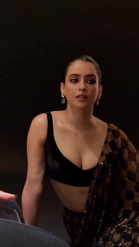 SANYA SEDUCING US EXPOSE WIDE CLEAVAGE NAUGHTINESS IN SAREE SHOOT2