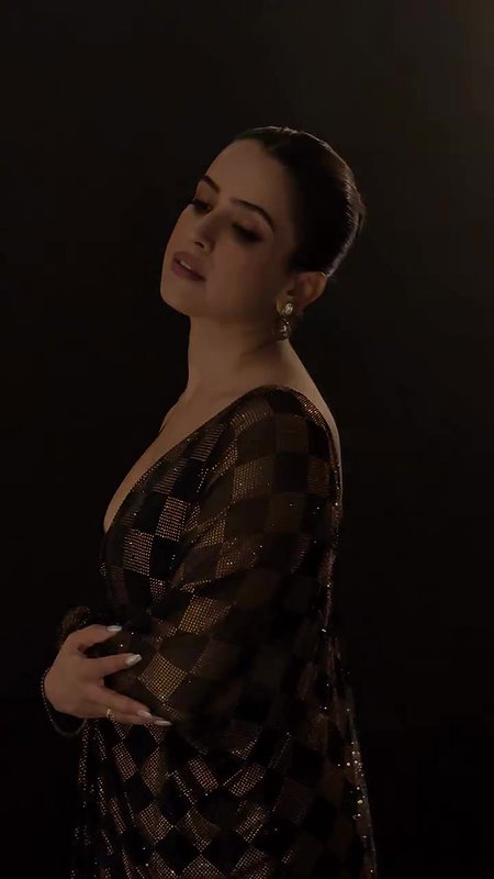 SANYA SEDUCING US EXPOSE WIDE CLEAVAGE NAUGHTINESS IN SAREE SHOOT2