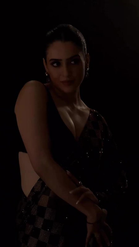 SANYA SEDUCING US EXPOSE WIDE CLEAVAGE NAUGHTINESS IN SAREE SHOOT2