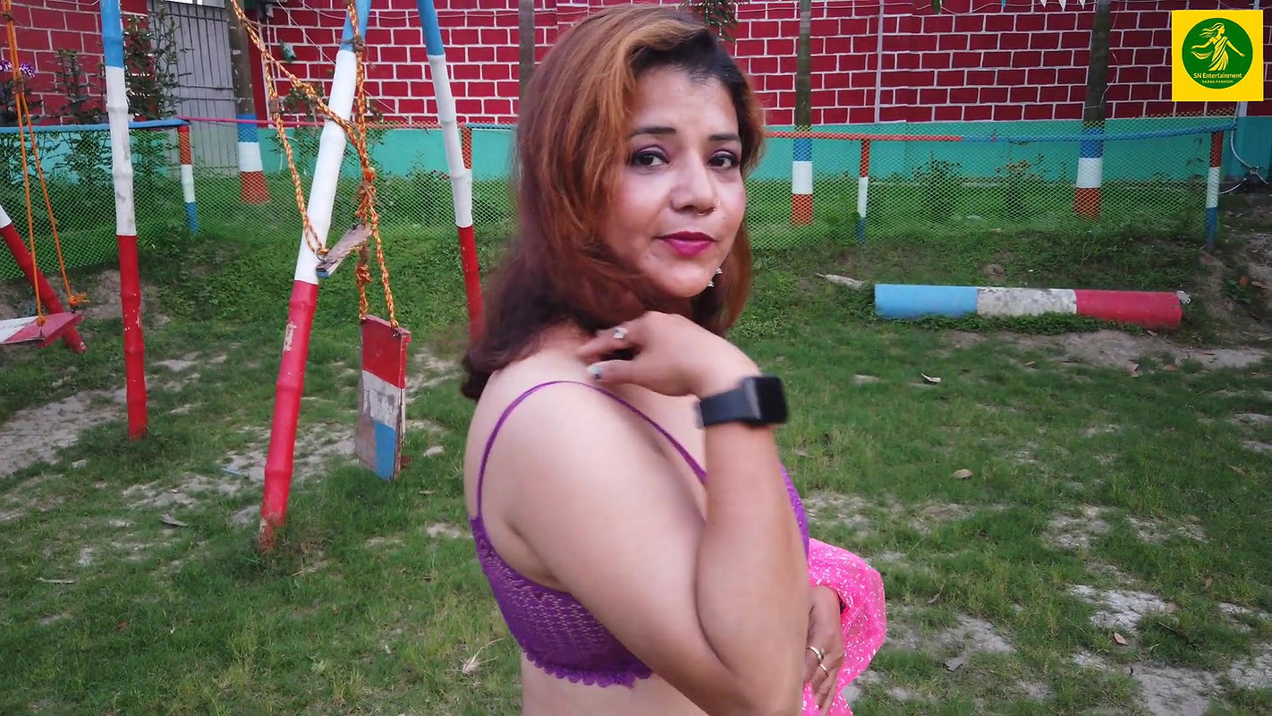 Horny aunty huge cleavage hot navel and armpit show sensual act2