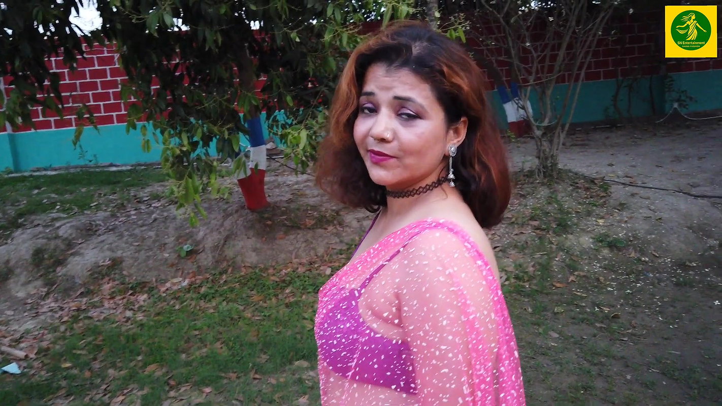 Horny aunty huge cleavage hot navel and armpit show sensual act2