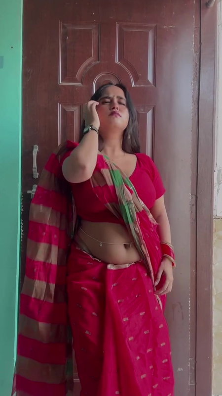 chubby nepali babe deep navel with belly chain in red saree 2