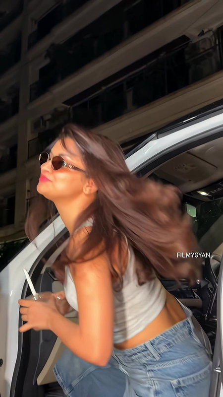 AVNEET KAUR TEMPTING BABE POPPING TIGHT BOOB CLEAVAGE ESCORT MATERIAL TEASE2