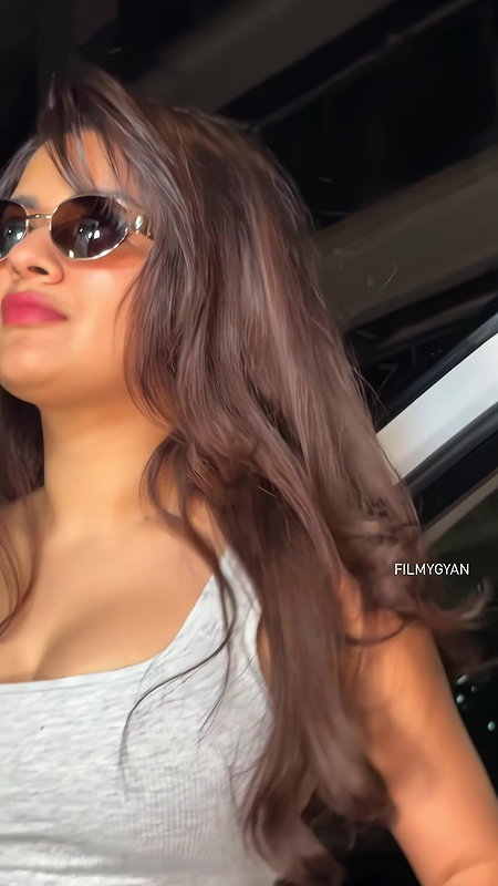 AVNEET KAUR TEMPTING BABE POPPING TIGHT BOOB CLEAVAGE ESCORT MATERIAL TEASE2