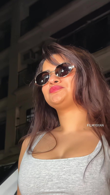 AVNEET KAUR TEMPTING BABE POPPING TIGHT BOOB CLEAVAGE ESCORT MATERIAL TEASE2