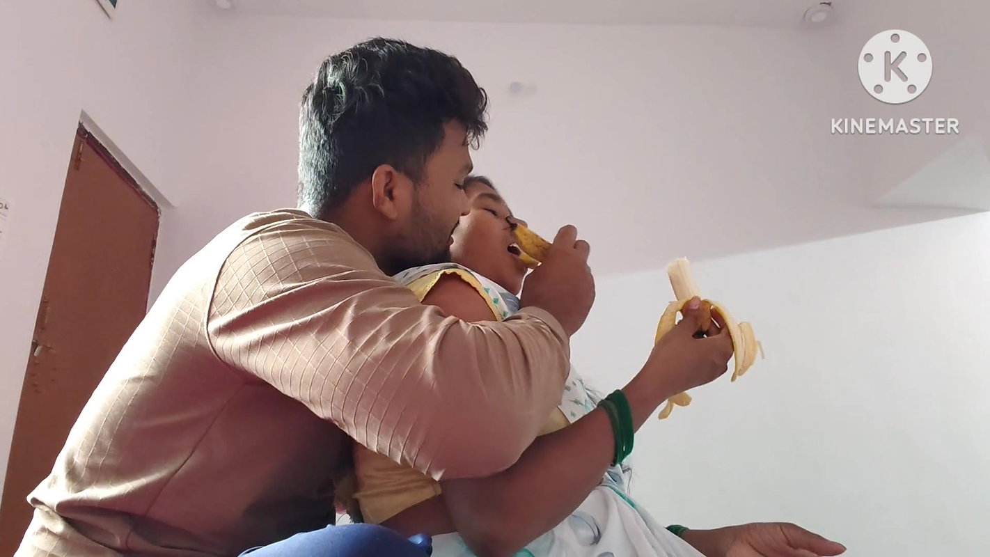 Sadi Vali bhabhi xxx – bhabhi Apne devar ka sar ki masaj kar rahe hain uske bad devar bhabhi ko ek nai Sadi dilata hai bhabhi aaj khush he