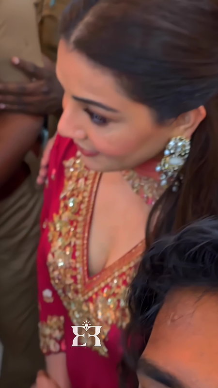 KAJAL SEXY DEEP CLEAVAGE TOP VIEW AT EVENT 2