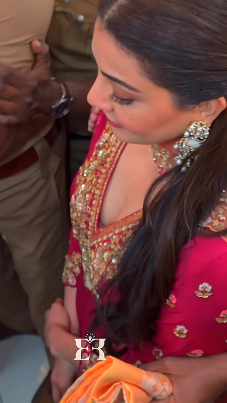 KAJAL SEXY DEEP CLEAVAGE TOP VIEW AT EVENT 2